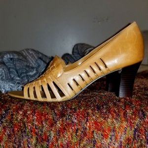 Tan Leather Latice weaved Pumps